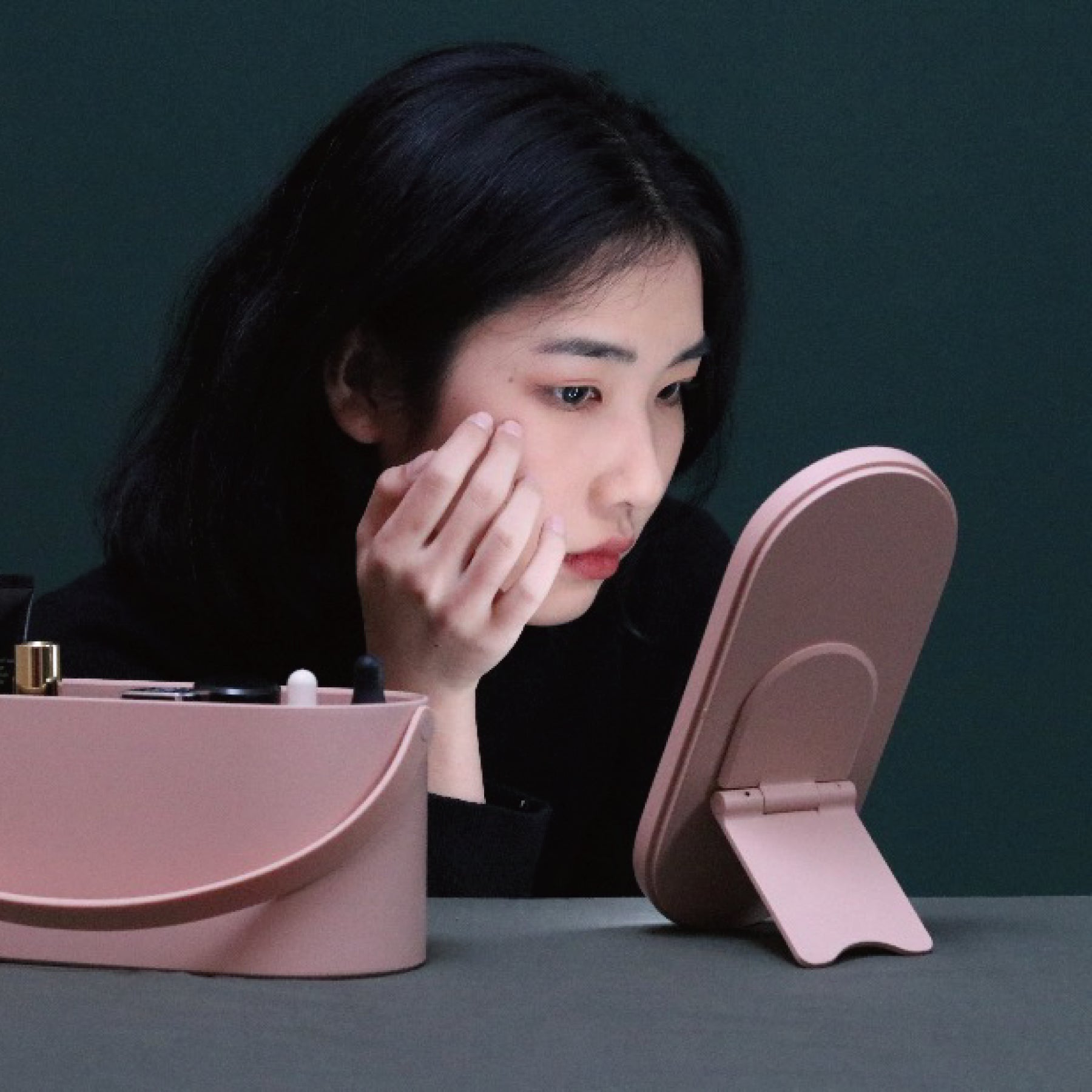 収納付き女優ミラー「PORTABLE MAKEUP BOX」 – 10 square meters